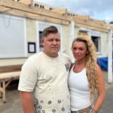 Timur Ratzer und Dimitra Georgiou vor dem „Hades Grill“ in Ickern.