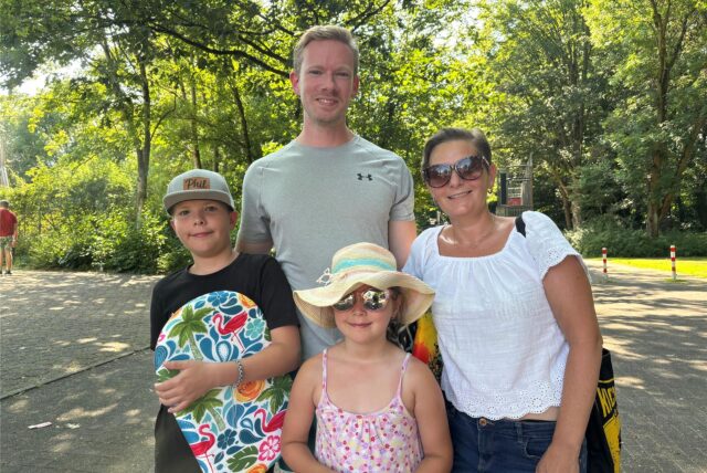 Familie Kubacki (Vater, Mutter, Sohn, Tochter) steht im Eingangsbereich des Freibads Süd in Recklinghausen.