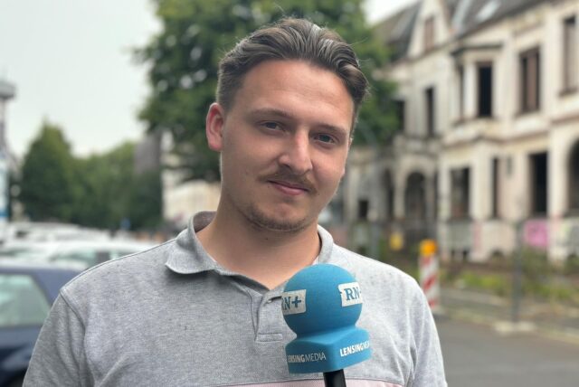 Tim Hübbertz steht vor einem heruntergekommenen Haus im Dortmunder Klinikviertel.