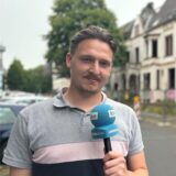 Tim Hübbertz steht vor einem heruntergekommenen Haus im Dortmunder Klinikviertel.