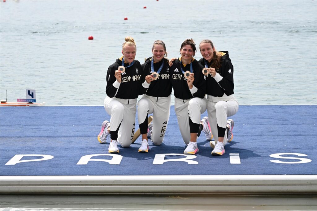 Tabea Schendekehl, Leonie Menzel, Pia Greiten jubeln bei der Siegerehrung über Bronze. Tabea Schendekehl, Leonie Menzel, Pia Greiten jubeln bei der Siegerehrung über Bronze.