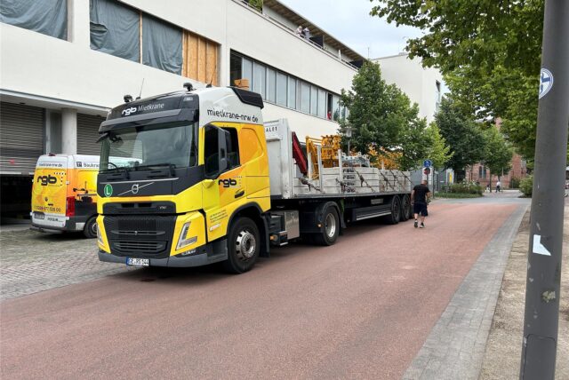 Ein Lkw mit einem Baukran