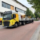 Ein Lkw mit einem Baukran