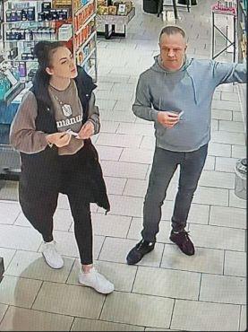 Eine Frau und ein Mann stehen in einem Laden. Eine Frau und ein Mann stehen in einem Laden.
