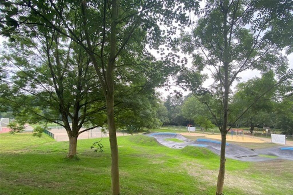 Der große Spielplatz auf der Hallenbad-Wiese in Castrop-Rauxel wird bald eröffnet.