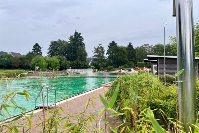 Das Becken im Froschloch wird durch eine Brücke getrennt. In der Nähe des Stegs war am Dienstagmorgen der leblose Körper der Frau aufgefallen. Im vorderen Bereich der Aufnahme ist der Schwimmerbecken zu sehen.