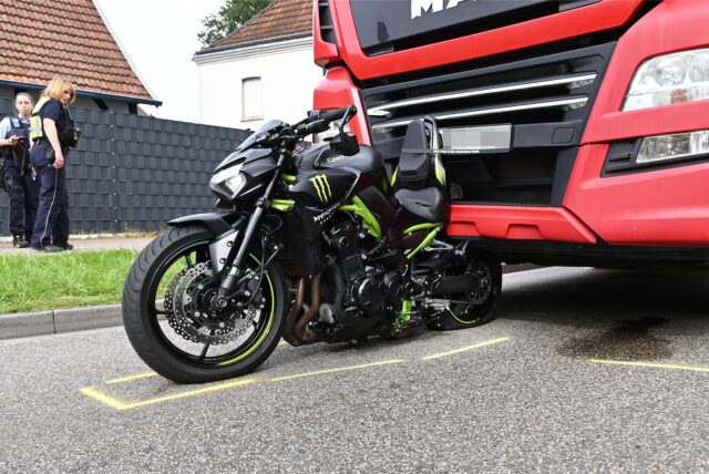 Ein Lkw ist in Dorsten einem Motorrad aufgefahren.