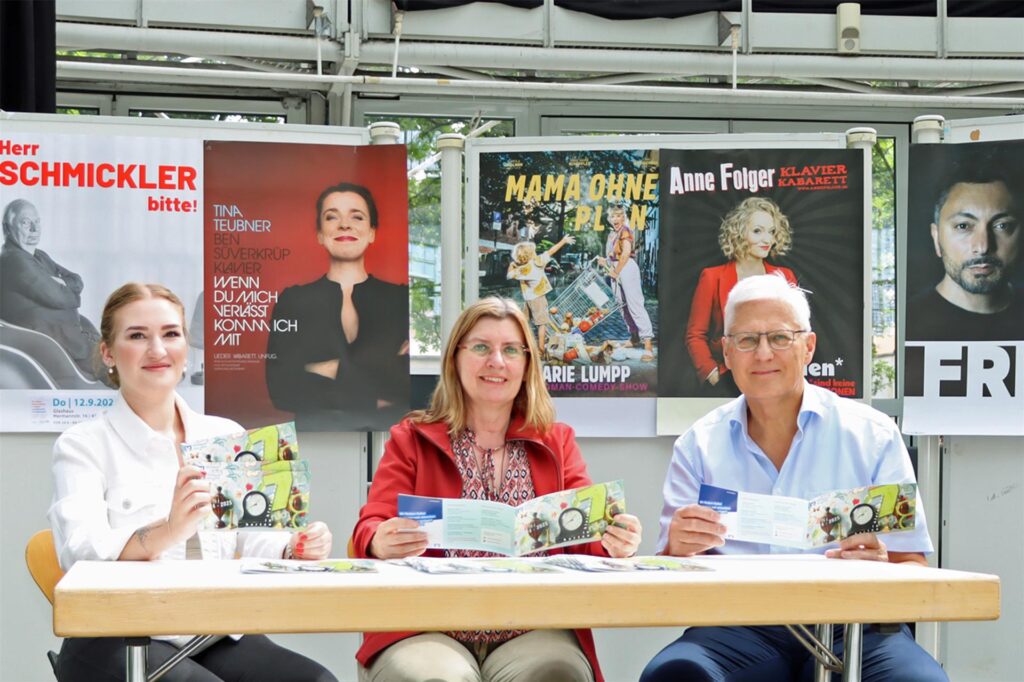 Nelli Stenzel (Auszubildende, l.) und Sylvia Seelert (Leiterin) vom Kulturbüro sitzen gemeinsam mit Wilhelm Uhlenbruch von der Volksbank Ruhr Mitte an einem Tisch und halten das neue Programm in die Kamera. Nelli Stenzel (Auszubildende, l.) und Sylvia Seelert (Leiterin) vom Kulturbüro sitzen gemeinsam mit Wilhelm Uhlenbruch von der Volksbank Ruhr Mitte an einem Tisch und halten das neue Programm in die Kamera.