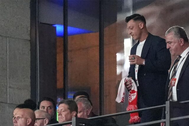 Mesut Özil (2.v.r), ehemaliger deutscher Nationalspieler, steht auf der Tribüne.