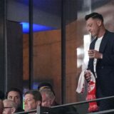 Mesut Özil (2.v.r), ehemaliger deutscher Nationalspieler, steht auf der Tribüne.