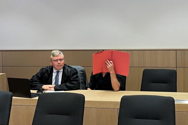 Verteidiger Ingo Benninghoven (links, hier in einem anderen Prozess) hat bereits angekündigt, gegen die Festnahme des Herner Haftbeschwerde einzulegen.