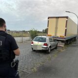 Ein Polizist steht nach der Verfolgungsjagd in Dortmund vor dem abgestellten Fluchtauto.