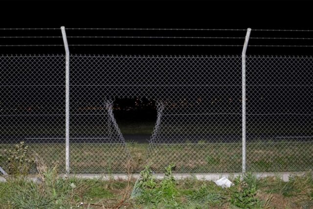 Durch ein Loch im Zaun verschafften sich die Aktivisten Zugang zum Flughafengelände.