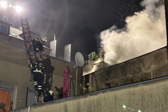 Einsatzkräfte der Dortmunder Feuerwehr sind bei einem Brand auf einem Dach im Einsatz