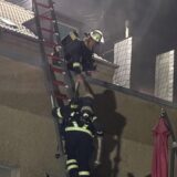Einsatzkräfte der Dortmunder Feuerwehr sind bei einem Brand auf einem Dach im Einsatz