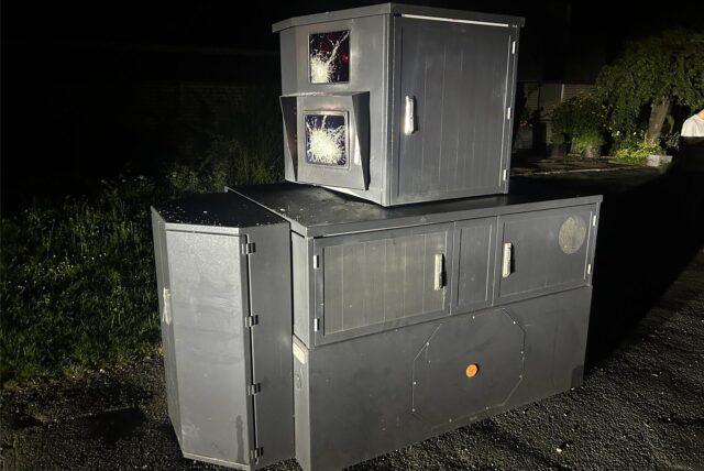 Das Bild zeigt einen anthrazitfarbenen Panzerblitzer mit beschädigten Scheiben. Es ist dunkel, der Blitzer steht in Oer-Erkenschwick an der Bachstraße.