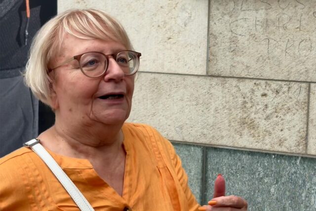 Eine Frau spricht auf dem Alten Markt in Dortmund.