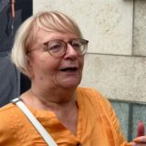 Eine Frau spricht auf dem Alten Markt in Dortmund.