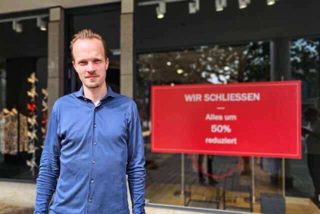 Inhaber Nicholas Deters steht vor dem van Laack-Geschäft in Dortmund.