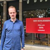 Inhaber Nicholas Deters steht vor dem van Laack-Geschäft in Dortmund.