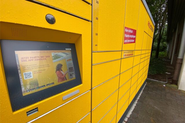 Packstation neben einer Aldi-Filiale
