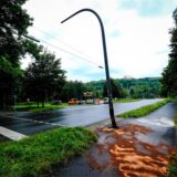 Nach einem Unfall ist die Ampel an der Theodor-Körner-Straße Ecke Karlstraße in Recklinghausen stark beschädigt