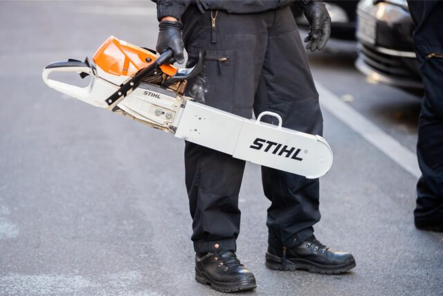 Ein Polizist hält bei einem Polizeieinsatz im linken Hausprojekt in der Rigaerstraße 94 im Berliner Bezirk Friedrichshain eine Kettensäge. (Symbolbild)
