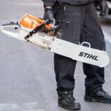 Ein Polizist hält bei einem Polizeieinsatz im linken Hausprojekt in der Rigaerstraße 94 im Berliner Bezirk Friedrichshain eine Kettensäge. (Symbolbild)