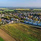Die Bildkombi zeigt Frank Staffel und ein Baugrundstück an der Dortmunder Straße.