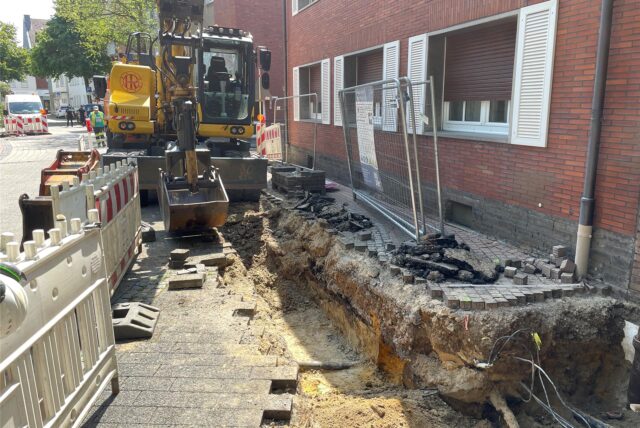 Auf der Johannesstraße in Datteln hat ein Bagger ein großes Loch gegraben.