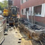 Auf der Johannesstraße in Datteln hat ein Bagger ein großes Loch gegraben.