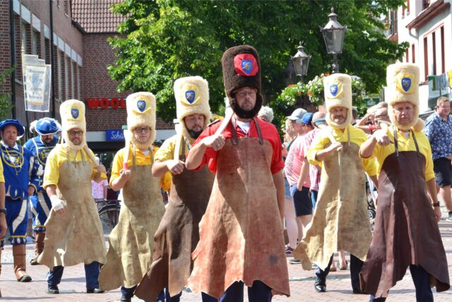 Sappeure der Schützengilde Haltern in der Innenstadt