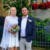 Die Eheleute Laura Honermann und Vladislav Belenko nach ihrer Trauung vor dem Standeamt in Recklinghausen