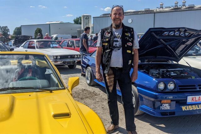 Mann mit Weste zwischen zwei Opel Manta