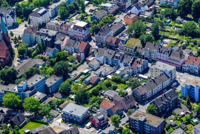 Ein Blick auf die Ewaldstraße in Höhe der Erlöserkirche (links). Ganz in der Nähe passierte die Messerattacke in der Nacht auf den 9. Dezember 2024.