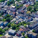 Ein Blick auf die Ewaldstraße in Höhe der Erlöserkirche (links). Ganz in der Nähe passierte die Messerattacke in der Nacht auf den 9. Dezember 2024.