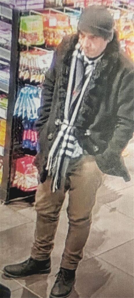 Foto einer Überwachungskamera in einer Tankstelle in Bottrop zeigt einen Tatverdächtigen.