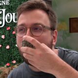 Reporter Philipp Thießen probiert das erste Mal eine Auster – unter Aufsicht von Kollege Tim Schulze.