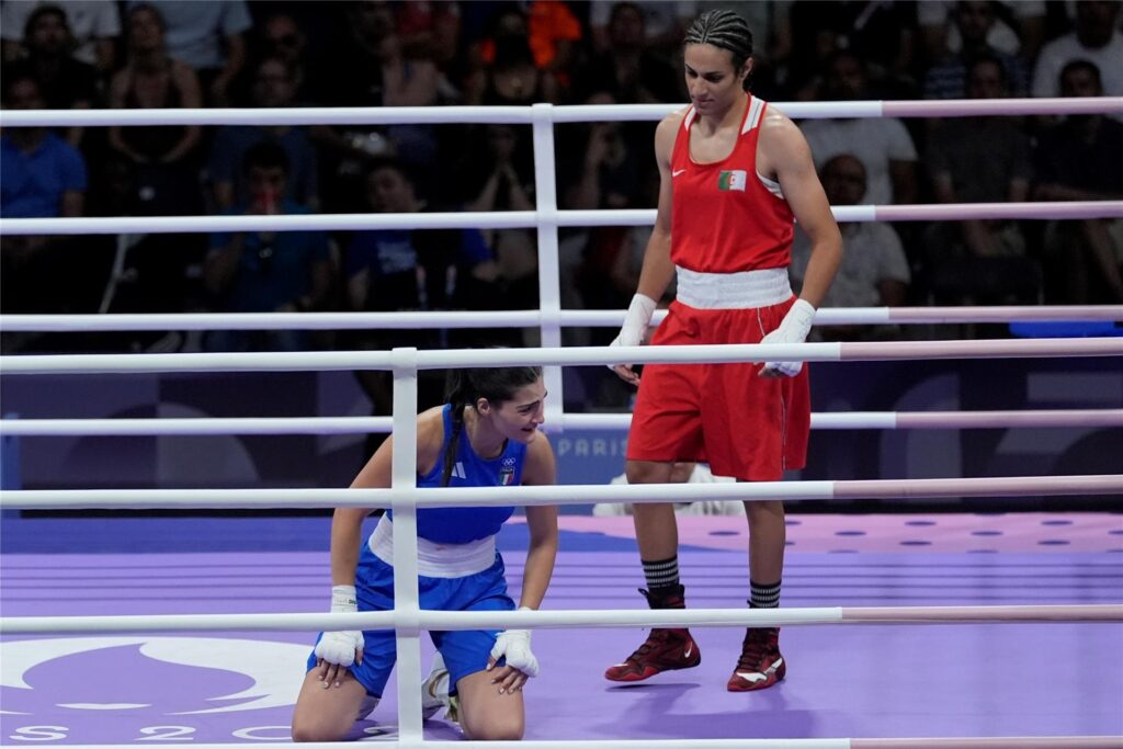 Imane Khelif (r.) steht neben Angela Carini. Imane Khelif (r.) steht neben Angela Carini.
