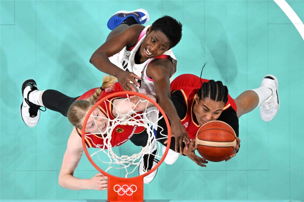 Satou Sabally (r.) und die deutschen Basketballerinnen haben bei Olympia auch ihr zweites Spiel gewonnen. Satou Sabally (r.) und die deutschen Basketballerinnen haben bei Olympia auch ihr zweites Spiel gewonnen.