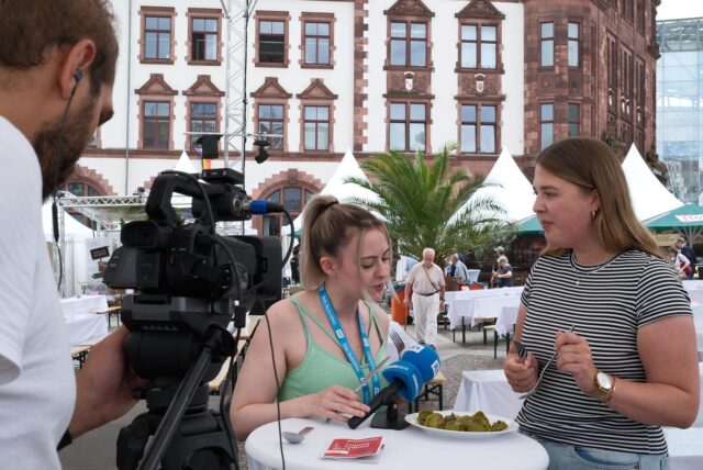 Anne Schiebener und Kevin Kindel essen bei Gourmedo auf dem Dortmunder Friedensplatz.