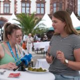 Anne Schiebener und Kevin Kindel essen bei Gourmedo auf dem Dortmunder Friedensplatz.