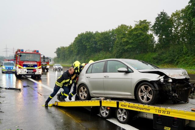 Weil die Fahrzeugwinde zum Aufziehen des Fahrzeugs auf die Ladeplattform versagte, mussten Feuerwehr und ADAC selbst schieben.