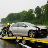 Weil die Fahrzeugwinde zum Aufziehen des Fahrzeugs auf die Ladeplattform versagte, mussten Feuerwehr und ADAC selbst schieben.