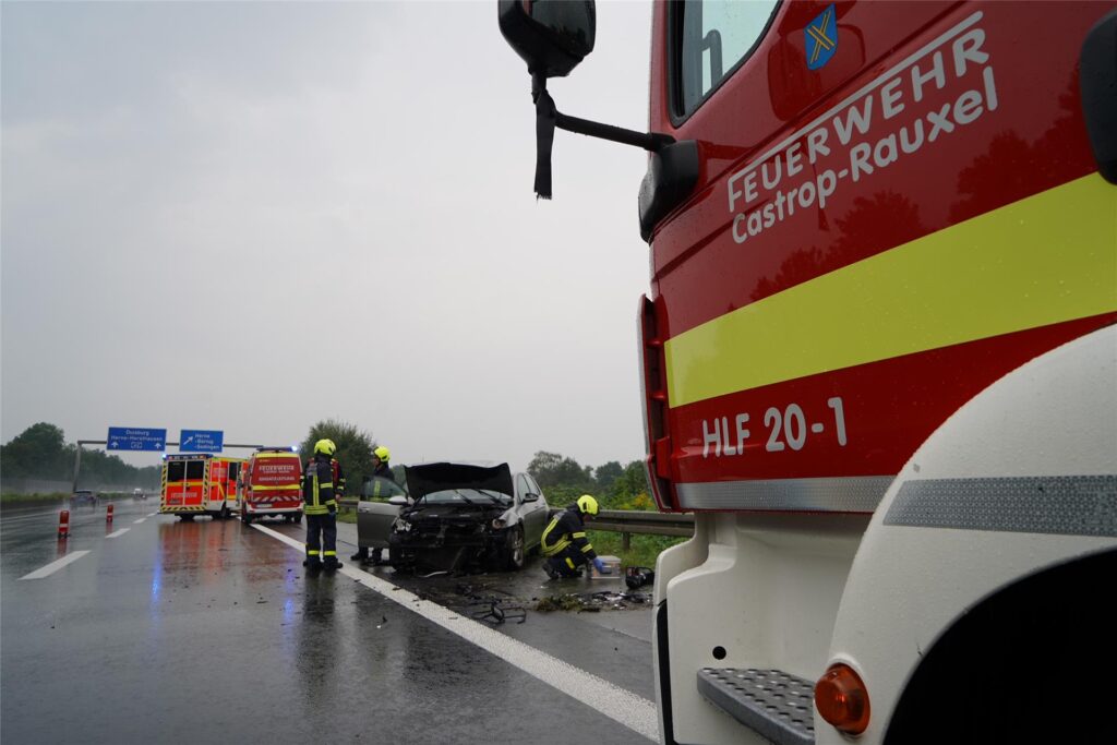 Ohne Fremdbeteiligung krachte das Auto in die rechte Leitplanke.