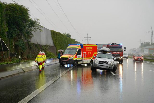 Kurz vor dem Autobahndreieck Dortmund Mengede rutschte das Auto bei starkem Regen in die rechte Betonschutzwand und kam anschließend auf der mittleren Fahrspur zum Stehen.