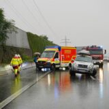 Kurz vor dem Autobahndreieck Dortmund Mengede rutschte das Auto bei starkem Regen in die rechte Betonschutzwand und kam anschließend auf der mittleren Fahrspur zum Stehen.