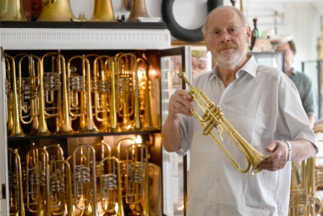 Günter Hett, Privatsammler von Blasinstrumenten, präsentiert eine 200 Jahre alte Trompete.