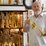 Günter Hett, Privatsammler von Blasinstrumenten, präsentiert eine 200 Jahre alte Trompete.