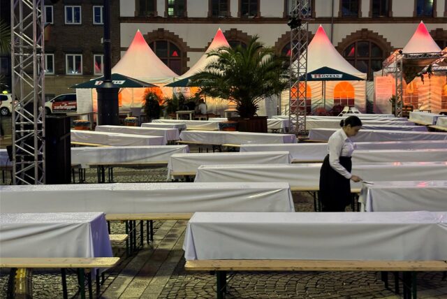 Leere Tische und Bänke am Abend bei der Gourmedo 2024